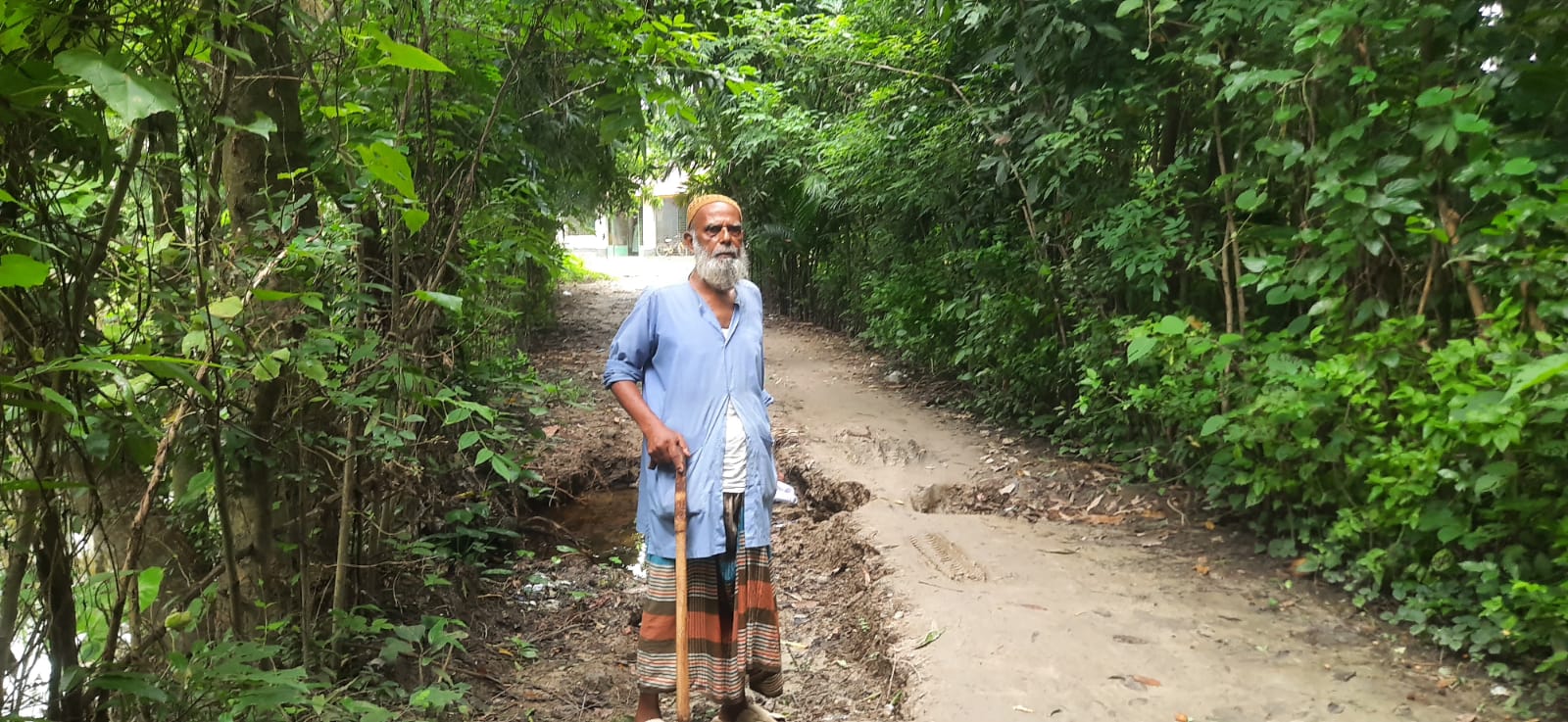 কালিগঞ্জে ৩০০ গজ রাস্তার জনদুর্ভোগ, চেয়ারম্যানের বিরুদ্ধে উদাসীনতার অভিযোগ; এমপির জরুরি হস্তক্ষেপ কামনা